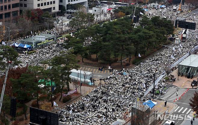 [서울=뉴시스] 추상철 기자 = 대한간호협회와 간호법제정추진 범국민운동본부가 21일 오후 서울 영등포구 여의도 국회앞에서 '간호법 제정 총궐기대회'를 하고 있다. 2022.11.21. scchoo@newsis.com