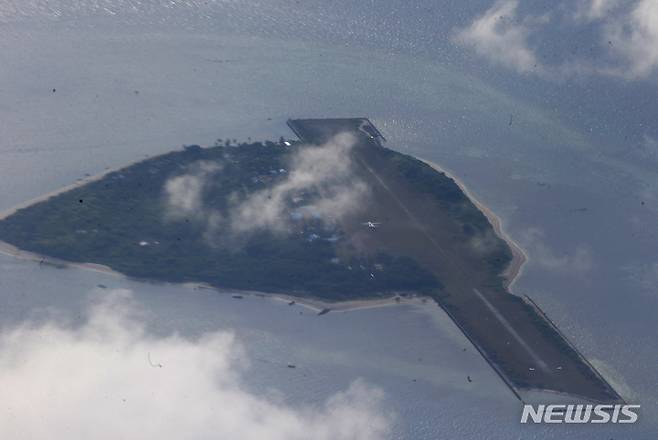 [AP/뉴시스]지난 4월21일 필리핀 군 C-130 수송기에서 촬영한 남중국해 티투섬(필리핀 이름 파가사, 중국 이름 중예다오中業島)의 모습. 필리핀이 지난달 중국이 발사한 대형 로켓의 일부로 보이는 의심스러운 부유물을 남중국해 티투섬 인근에서 회수하려는 것을 중국 해 경국 선박이 방해하며 부유물을 탈취해 갔다고 필리핀 해군이 발표했다. 2022.11.21