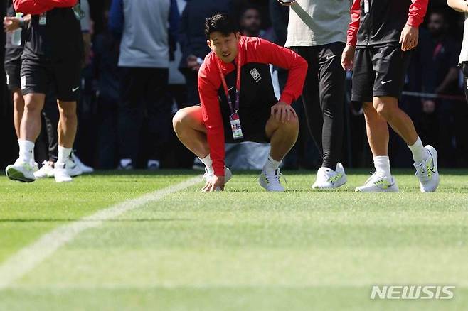 [도하(카타르)=뉴시스] 백동현 기자 = 손흥민이 21일(현지시간) 오전 대한민국 축구대표팀 조별리그 세 경기가 모두 열리는 카타르 도하 에듀케이션 시티 스타디움을 찾아 잔디를 살펴보고 있다. 2022.11.21 livertrent@newsis.com