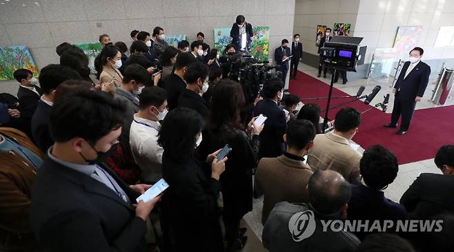 윤석열 대통령이 18일 오전 서울 용산 대통령실 청사로 출근, 기자들과 질의응답을 하고 있다. 대통령실통신사진기자단