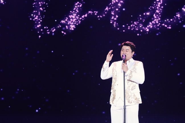 Singer Kim Ho-joong has successfully completed his first All States Tour Concert  ⁇  Alistra  ⁇  Gwangju performance, coloring All states with Number 1 (Lavender Mist).The  ⁇  2022 KIM HO JOONG CONCERT TOUR [ARISTRA]  ⁇  ( ⁇   ⁇   ⁇   ⁇   ⁇ ) held at the Universiade Gymnasium of Gwangju Womens University from 19th to 20th was completed successfully.On the 19th, Kim Ho-joong, who announced the start of the  ⁇  gwangju performance with my voice, showed Kim Ho-joong and her grandmothers memories with a touching narrative, and from the beginning, the audiences tears were stimulated.Then, I show the essence of The Classic through the moment, the great love, and the Nessun Dorma, etc., and then I show up to the exciting Trot stage such as  ⁇   ⁇   ⁇   ⁇ ,  ⁇   ⁇   ⁇   ⁇ ,  ⁇   ⁇   ⁇   ⁇ ,  ⁇   ⁇   ⁇   ⁇   ⁇   ⁇ , And filled the theater with hot heat.Kim Ho-joong, who completed the concert, which can not be seen anywhere, from the song to The Classic and Trot in succession, has lived here for 20 years, from his hit songs such as  ⁇   ⁇   ⁇   ⁇   ⁇ ,  ⁇   ⁇   ⁇   ⁇   ⁇ ,  ⁇   ⁇   ⁇   ⁇   ⁇   ⁇   ⁇   ⁇  My Way  ⁇ , which was introduced as an encore, gave the audience a thrill and an impression with an overwhelming live stage.On the 20th stage, Kim Ho-joong presented the best stage to the audience and Aris who came to see him in a better condition.In particular, Kim Ho-joong added Andrea Bocellis  ⁇  Il Mare Calmo Della Sera  ⁇  to the opening stage on the 20th, unlike the 19th.In addition, the Trot stage is setting up a different stage for every region and stage to give a little more special memories to the audience who come to the scene, such as the Seoul performance that informed the start of the All states tour and the stage with completely different songs.As a result, there is a reaction between the audience and the fans that every stage is Legend  ⁇ , and this interest naturally goes to the remaining performances.Kim Ho-joong, who has been painted with Number 1 (Lavender Mist) from Seoul to Gwangju, will now visit Ilsan from December 3 to 4, Daegu from December 10 to 11, Busan from December 17 to 18, and Daejeon from December 24 to 25.Kim Ho-joongs interest in  ⁇  Aristura  ⁇ , which will decorate the end of the year 2022 with the All states Tour Concert, is exploding, and attention is paid to what kind of Legend stage will be made.thought entertainment offer