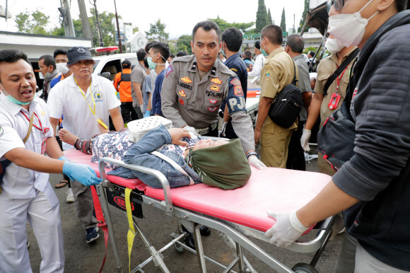 Earthquake aftermath in Cianjur, Indonesia - 인도네시아 구조당국 관계자가 21일 서자바주 치안주르에서 발생한 지진으로 부상당한 부상자를 병원으로 이송하고 있다. 인도네시아에는 이날 규모 5.6의 지진이 발생해 최소 46명이 숨지고 700여명이 부상당한 것으로 알려졌다.　치안주르 EPA 연합뉴스