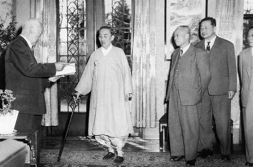 1957년 4월 27일 이승만 대통령이 김병로 대법원장 일행을 접견하는 모습 연합뉴스 자료사진