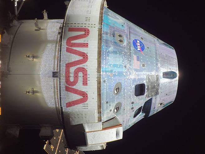 태양광 패널에 장착된 카메라로 잡은 오리온의 '우주 셀카' [NASA 제공/ 재판매 및 DB 금지] photo@yna.co.kr