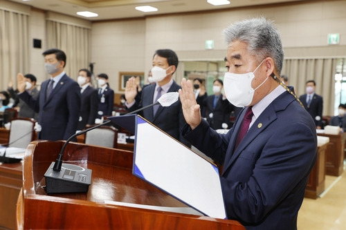 선서하는 충북교육청 간부들  [충북도교육청 제공. 재판매 및 DB 금지]