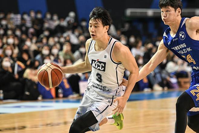 21일 경기에서 공격을 시도하는 KCC 허웅(왼쪽) [KBL 제공. 재판매 및 DB 금지]