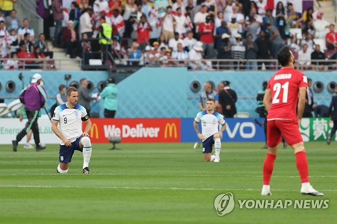 인종차별 항의…무릎 꿇기 퍼포먼스 하는 잉글랜드 (알라얀=연합뉴스) 김주성 기자 = 21일 오후(현지시간) 카타르 도하의 칼리파 인터내셔널 스타디움에서 열린 2022 카타르 월드컵 조별리그 B조 1차전 잉글랜드 대 이란 경기. 
    잉글랜드 선수들이 경기 전 인종차별에 항의하는 뜻에서 무릎을 꿇는 퍼포먼스를 하고 있다. 2022.11.21 utzza@yna.co.kr