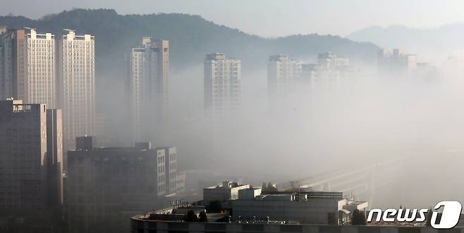 세종시 밀마루전망대에서 바라본 정부세종청사와 인근 아파트단지에 짙은 안개가 내려앉아 있다. 2021.12.8/뉴스1 ⓒ News1 장수영 기자