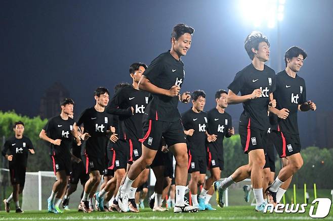 한국선수들이 18일(현지시간) 2022 국제축구연맹(FIFA) 카타르 월드컵 조별리그를 앞두고 카타르 도하의 알 에글라 훈련장 5에서 훈련에 참가하고 있다. 22.11.18 ⓒ AFP=뉴스1 ⓒ News1 김예슬 기자