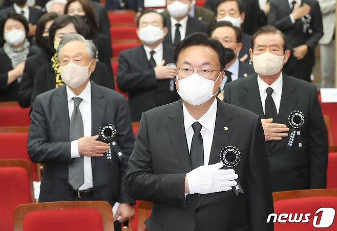 정진석 국민의힘 비상대책위원장이 22일 서울 동작구 국립현충원에서 열린 김영삼 대통령 서거 7주기 추모식에서 참석자들과 국민의례를 하고 있다. 2022.11.22/뉴스1 ⓒ News1 허경 기자