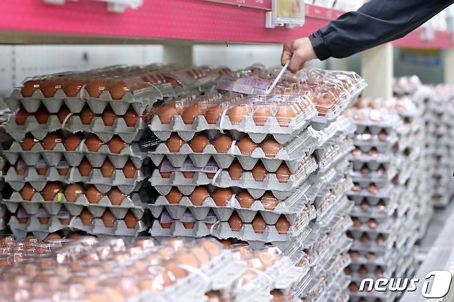 서울시내 한 대형마트에서 시민들이 계란을 고르고 있다.  ⓒ News1 황기선 기자