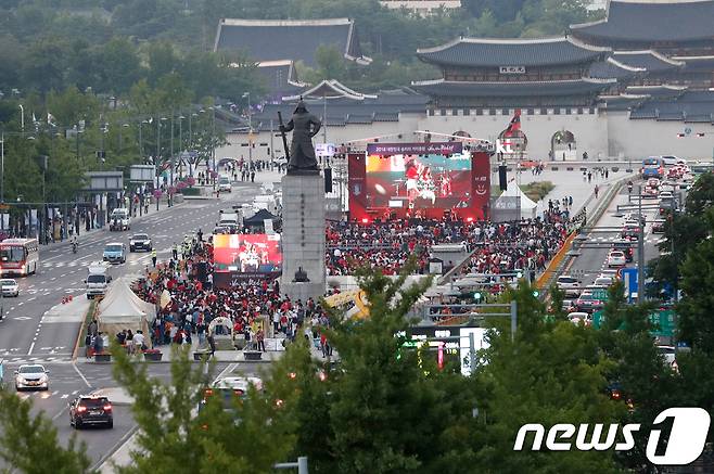 지난 2018 러시아월드컵 F조 조별리그 대한민국과 스웨덴의 경기가 열렸던 2018년 6월18일 오후 서울 세종대로 광화문광장에서 시민들이 거리응원을 위해 자리잡고 있다. 2018.6.18/뉴스1 ⓒ News1 이승배 기자