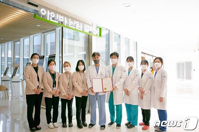 아인여성병원 관계자들이 국회부의장 공로상을 수상한 뒤 기념사진을 촬영하고 있다.(아인여성병원 제공) / 뉴스1