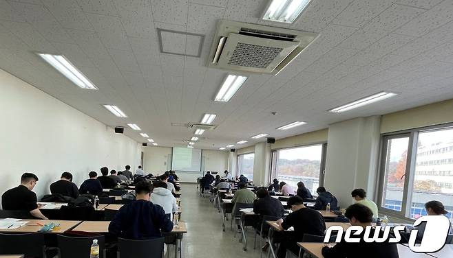 한방수의학 교육기관 치 유니버시티 한국지부가 22일 한방침치료 인증 수의사 과정인 CVA 인증시험을 치렀다고 밝혔다.(치 유니버시티 한국지부 제공) /뉴스1