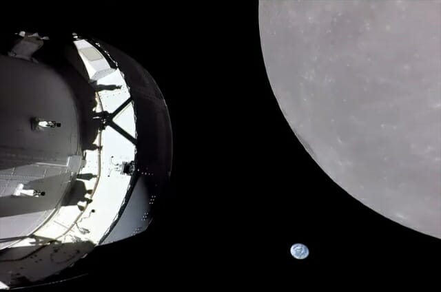 11월 21일 아르테미스 1 오리온 우주선이 달에 근접 비행하면서 촬영한 지구와 달의 모습 (사진=NASA)