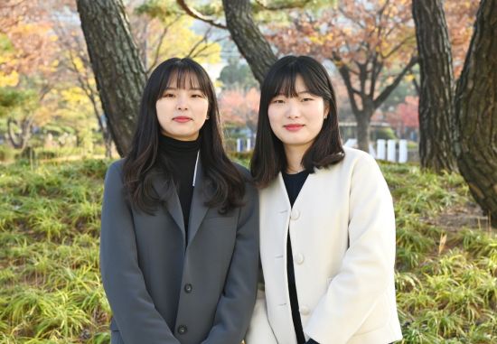 태양광 발전량 예보 학술경진대회에서 우수상을 받은 정다희(왼쪽), 김다원 박사과정생.
