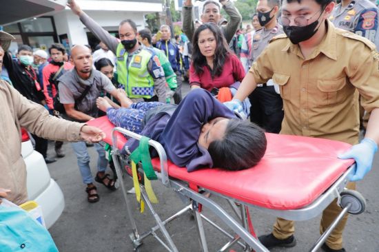 21일(현지시간) 인도네시아 자바섬 서부 치안주르에서 구조대원들이 지진으로 다친 시민을 호송하고 있다. [이미지출처=연합뉴스]