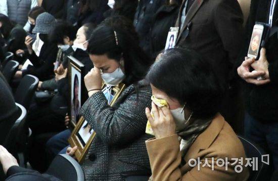 22일 서울 서초구 민주사회를 위한 변호사모임(민변) 대회의실에서 이태원 참사 유가족들이 심경과 요구사항을 밝히는 기자회견을 하던 중 오열하고 있다./강진형 기자aymsdream@