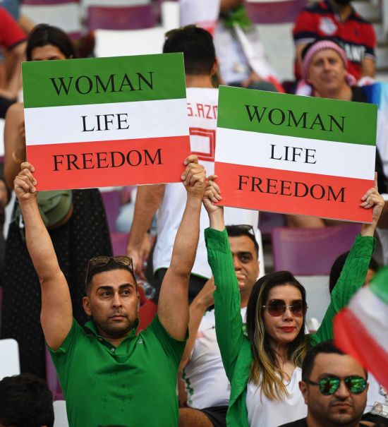 21일(현지시간) 2022 카타르 월드컵 B조 1차전이 열린 카타르 알라이얀의 칼리파 인터내셔널 스타디움에서 이란 응원단이 '여성, 삶, 자유' 구호가 적힌 플래카드를 들고 있다. 사진=EPA연합뉴스