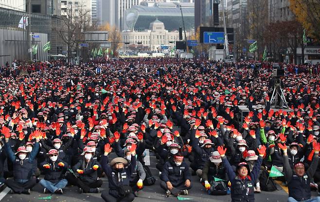 민주노총 전국건설노동조합원들이 22일 오전 서울 중구 세종대로 일대에서 건설안전특별법 제정 촉구를 위한 ‘수도권 건설노동자 총력투쟁 결의대회' 사전집회를 하고 있다./뉴시스