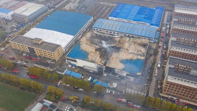 22일 화재가 진압된 허난성 안양시의 공장. /허난일보
