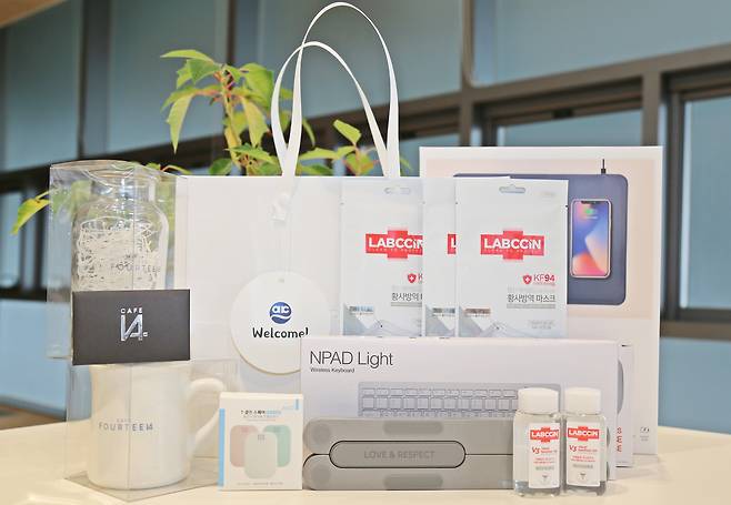 애경 2022년 입사 선물. /애경 제공