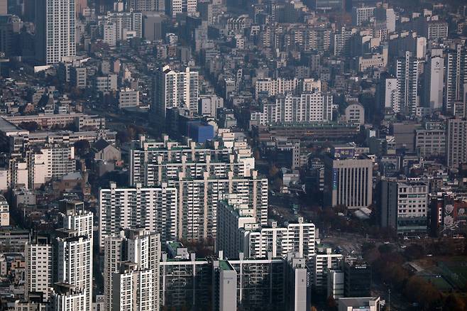 지난 16일 서울 송파구 롯데월드타워 서울스카이에서 바라본 도심 아파트 단지 전경./뉴스1