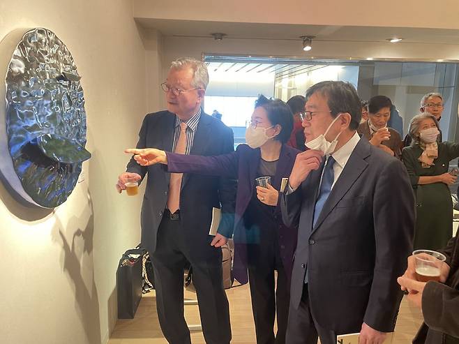 21일(월) 일본 도쿄 세호 갤러리에서 열린 '2022 K-Sculpture 한국∙일본 교류전' 개막식에 참석한 윤영달 크라운해태제과 회장(왼쪽 첫번째)이 조각작품을 감상하고 있다. /크라운해태제과 제공