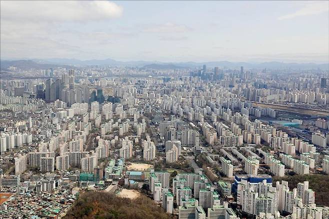 최근 부동산 가격이 급락함에 따라 공시가격 현실화율(시세대비 공시가격 비율)을 2년 전 수준으로 되돌리자는 의견이 제안됐다. ⓒ데일리안