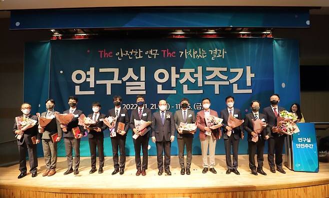 황민재 롯데케미칼 연구소 소장(오른쪽에서 첫번째)이 연구실 안전 유공자 표창을 받고 기념 촬영을 하고 있다. ⓒ롯데케미칼