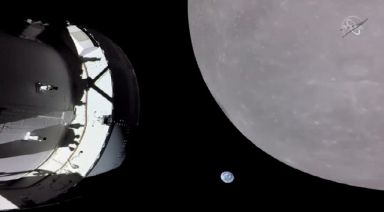 미 NASA의 무인 우주선 오리온(왼쪽)이 지구와 달을 포착한 모습.          미 NASA 제공