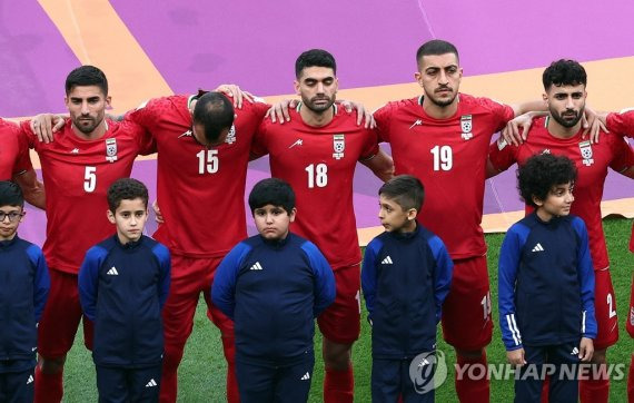 이란 축구 대표팀이 21일(현지시간) 카타르 알 라이얀 칼리파 인터내셔널 스타디움에서 열린 잉글랜드와의 B조 조별리그 1차전 경기 시작 전에 국가가 연주 되는 중 굳은 표정으로 침묵을 지키고 있다. 연합뉴스