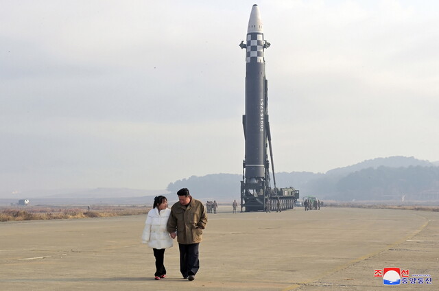 지난 18일 신형 대륙간탄도미사일(ICBM) 화성-17 시험발사를 현지지도한 김정은 북한 국무위원장이 딸과 함께 다정하게 발사대 앞을 걷고 있다. 조선중앙통신 연합뉴스