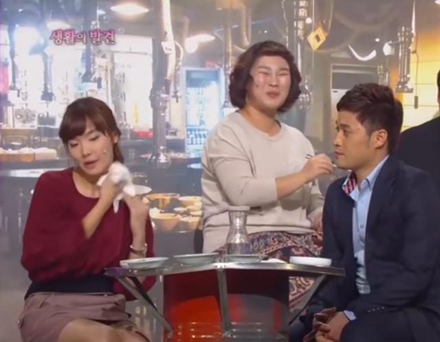 '개그콘서트' 인기 코너인 '생활의 발견'에서 김민경(뒤)이 웃으며 음식을 먹고 있다. 그는 이 코너에서 주로 먹는 손님으로 나왔다. KBS 영상 캡처