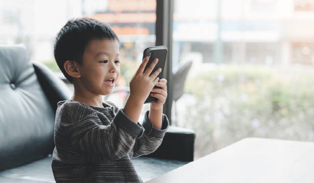 아이들이 밥 먹을 때 스마트폰을 보는 것은 식습관과 성장 발달에 악영향을 미친다 ./사진=게티이미지뱅크