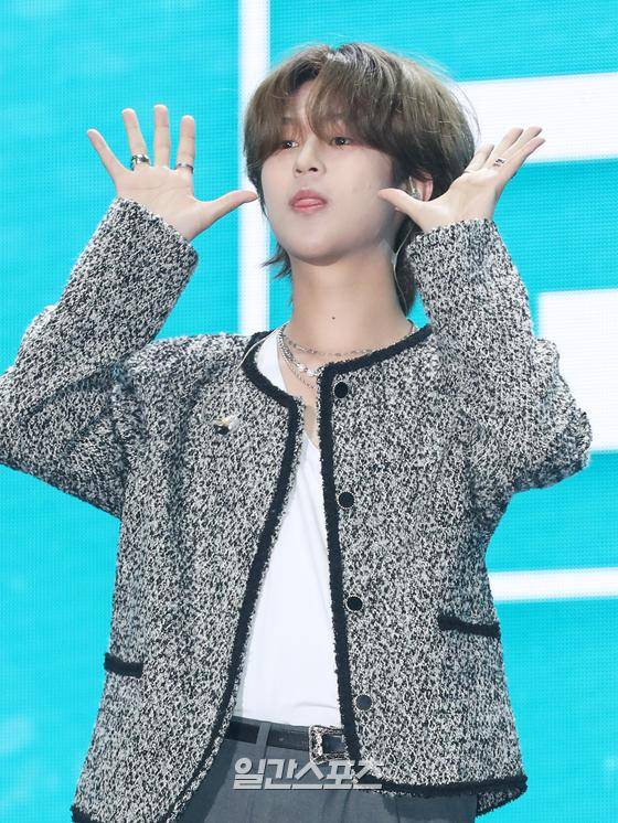 카카오TV 오리지널 예능 '고막소년단'을 통해 보이그룹에 도전해 온 '고막소년단'의 빅타니가 22일 오후 서울 강서구 KBS 아레나에서 진행된 '고막소년단' 데뷔 미디어 쇼케이스에 참석해 포토타임을 갖고 있다. 카카오TV 오리지널 예능 '고막소년단'은 폴킴, 김민석(멜로망스), 정승환, 하현상, 빅나티(서동현) 등 K-고막남친들의 1st 보이그룹 데뷔 도전기다. 오늘(22일) 오후 6시 각종 온라인 음원사이트를 통해 감상할 수 있다. 서병수 기자 qudtn@edaily.co.kr /2022.11.22.