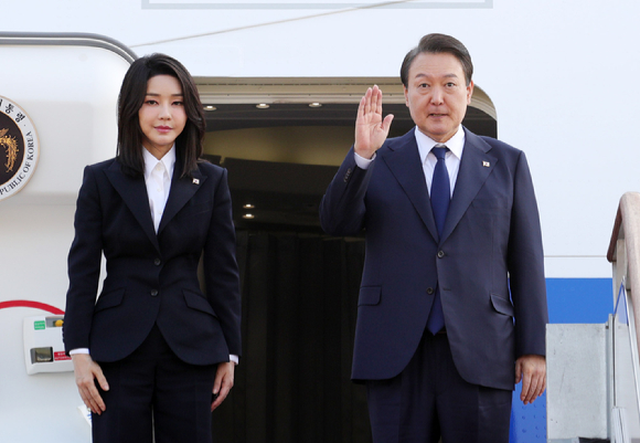 아세안 및 G20 정상회의 참석 등 동남아 순방을 위해 출국하는 윤석열 대통령과 부인 김건희 여사가 지난 11일 경기도 성남 서울공항에서 공군 1호기에 올라 인사하고 있다. [사진=뉴시스]