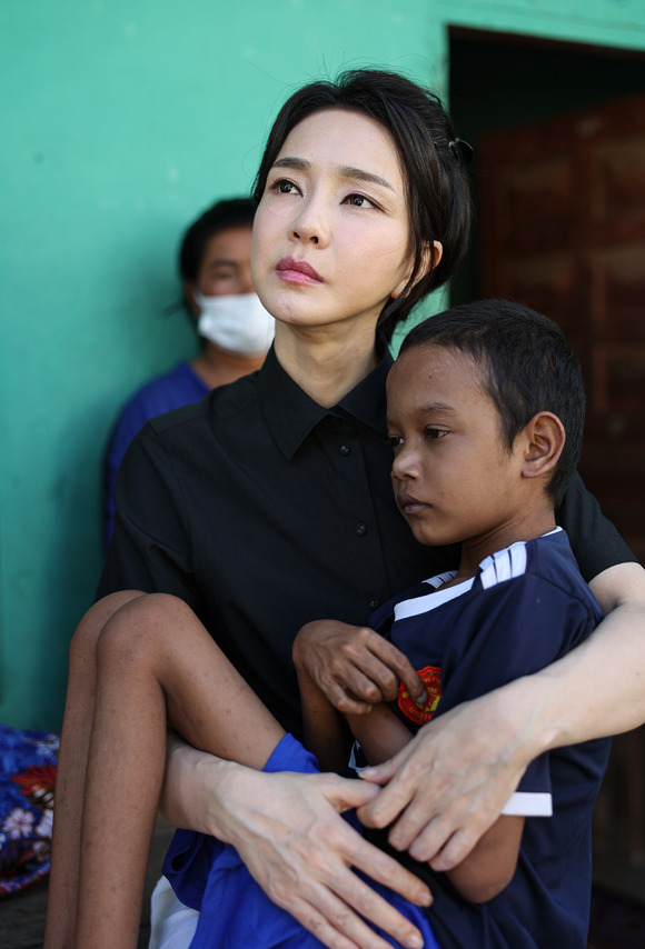 윤석열 대통령 부인 김건희 여사가 12일(현지시간) 프놈펜 선천성 심장질환을 앓고 있는 14세 아동의 집을 찾아 건강상태를 살피고 위로하고 있다. 2022.11.12. [사진=대통령실]