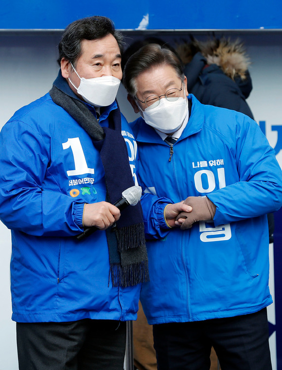 이재명 더불어민주당 대선 후보가 지난 2월 18일 전남 순천 연향패션거리에서 열린 유세에서 이낙연 총괄선대위원장과 인사하고 있다. [사진=뉴시스]