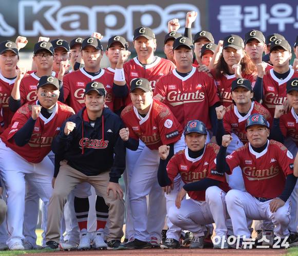 8일 오후 부산 동래구 사직야구장에서 열린 2022 프로야구 LG 트윈스와 롯데 자이언츠의 경기에 앞서 '조선의 4번타자' 이대호의 마지막 은퇴투어 행사가 진행됐다. 롯데 이대호가 동료들과 기념촬영을 하고 있다. 롯데 구단은 이대호 은퇴 기념 유니폼을 포함한 'G-LOVE 유니폼 경매'를 오는 25일부터 28일까지 진행한다. [사진=정소희 기자]