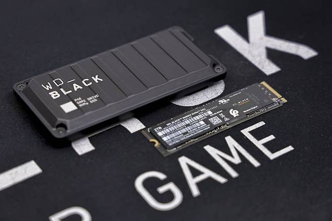 WD 블랙 SN850X는 시스템에 직접 연결하는 NVMe 저장장치, WD 블랙 P40 게임 드라이브는 USB로 연결하는 외부 저장장치다. 출처=IT동아