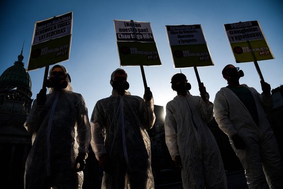 지난 5월 아르헨티나 수도 부에노스아레스의 의회 앞에서 환경단체 행동가들이 몬산토 등 GMO를 생산하는 글로벌 기업에 항의하는 시위를 벌이고 있다. [로이터=연합뉴스]