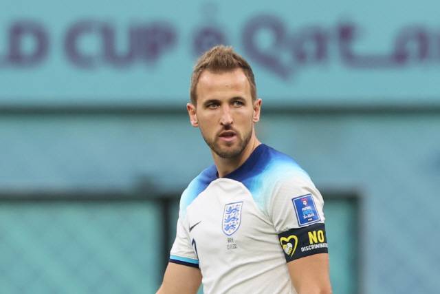 ▲ 잉글랜드 대표팀의 주장 해리 케인이 성소수자와 연대하는 취지에서 차려고 했던 ‘무지개색 완장’ 대신 피파가 인정한 차별반대 완장을 차고 있다. 연합뉴스