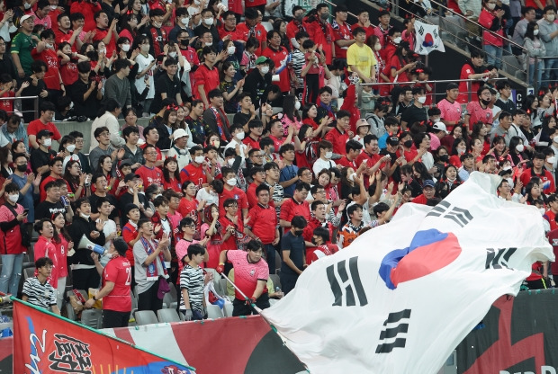 지난 9월 27일 오후 서울 마포구 서울월드컵경기장에서 열린 한국 대 카메룬 축구 대표팀의 평가전에서 붉은악마들이 마스크를 벗고 응원하고 있다/사진=연합뉴스