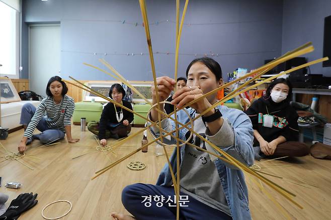 전북 순창에서 진행되는 시골언니프로젝트 참여자들이 10일 ‘언니와 하루 (죽공예) 체험 활동을 하고 있다. /한수빈 기자