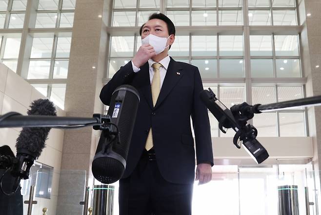 President Yoon Suk-yeol speaks at the door-stepping in Yongsan District, Seoul, Friday. The presidential office announced the suspension of door-stepping on Monday, and stated the conflict between the MBC reporter is not the reason for the decision. (Yonhap)