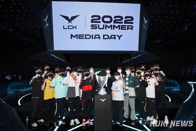2022 LCK 서머 미디어데이에서 각 팀 대표 선수들이 사진 촬영에 임하고 있다.   쿠키뉴스 DB