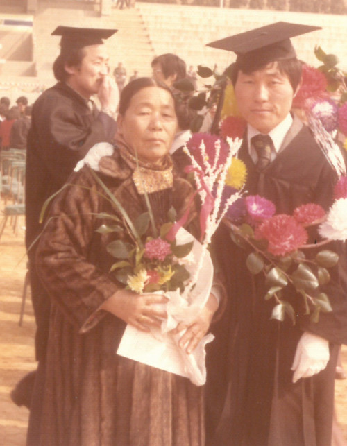 유이상(오른쪽) 풍년그린텍 대표가 1976년 국민대 졸업식에서 어머니와 함께 기념사진을 찍고 있다.