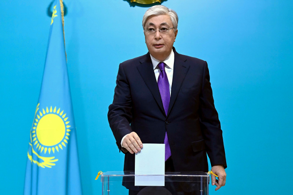 카심조마르트 토카예프 카자흐스탄 대통령이 20일(현지시간) 수도 아스타나의 한 투표소에서 투표하고 있다. AP연합뉴스