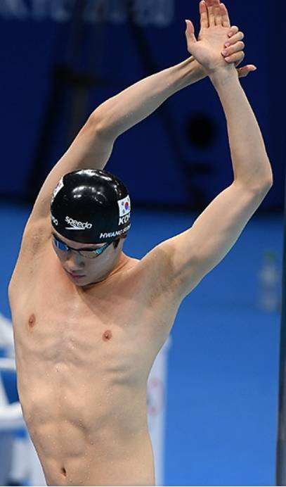 한국 수영 간판스타 황선우가 2020 도쿄올림픽 수영경기에 앞서 워밍업으로 몸을 푸는 모습.